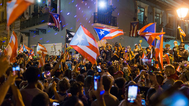 מפגינים חוגגים התפטרות מושל פורטו ריקו ריקרדו רוסלו ב סן חואן (צילום: AP)