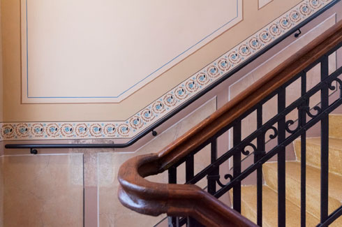 תשומת לב מדוקדקת לשיחזור ציורי הקיר בחדרי המדרגות ולשימור פרטי בניין (צילום: אבי לוי)