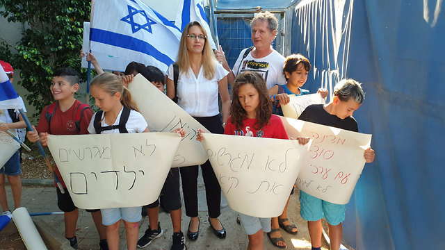 : חבריו של קיאן מפגינים נגד גירושו מהארץ (צילום: ראובן קופיצ'ינסקי)