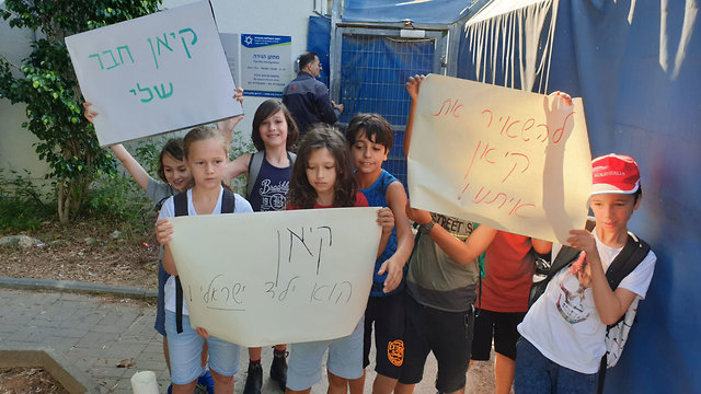 : חבריו של קיאן מפגינים נגד גירושו מהארץ (צילום: ראובן קופיצ'ינסקי)