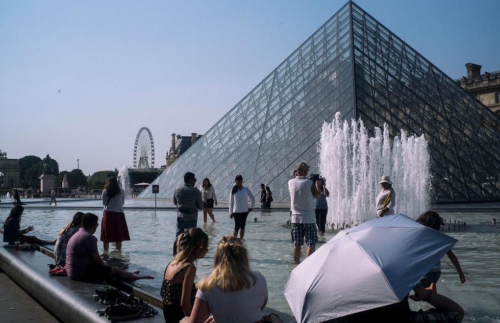 גל חום אירופה ליד מוזיאון הלובר פריז צרפת (צילום: AP)