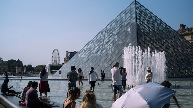 גל חום אירופה ליד מוזיאון הלובר פריז צרפת (צילום: AP)