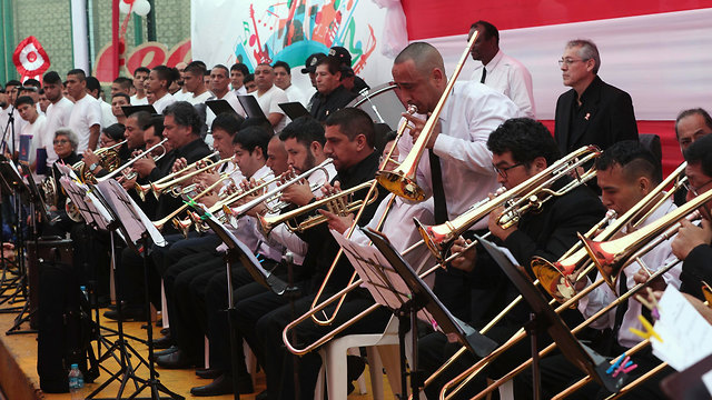 פרו לימה אסירים מוזיקה תזמורת כלא אל קלאו (צילום: AP)
