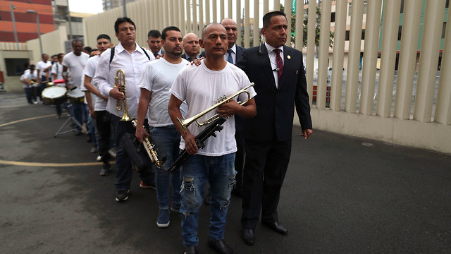 פרו לימה אסירים מוזיקה תזמורת כלא אל קלאו (צילום: AP)
