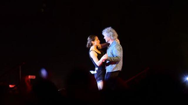 בון ג'ובי רוקד עם אישה מהקהל (צילום: רז גרוס)