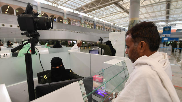 עולה רגל בשדה התעופה בסעודיה (צילום: AFP)
