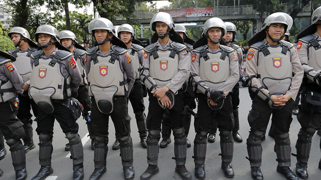 שוטרים משטרה אינדונזיה הפגנה (AP)
