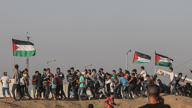 Palestinian protests at the Israel-Gaza border fence (Photo: EPA)