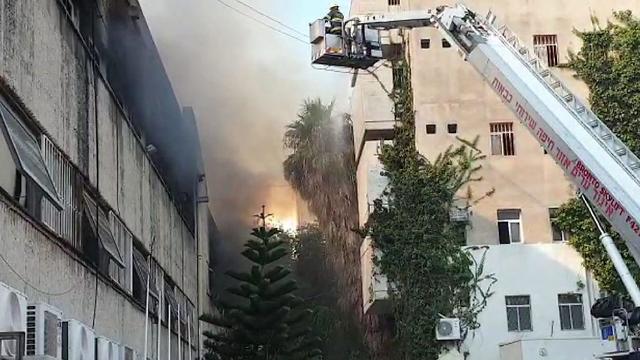  מקום השריפה בחיפה (צילום: דוברות כבאות והצלה מחוז חוף)