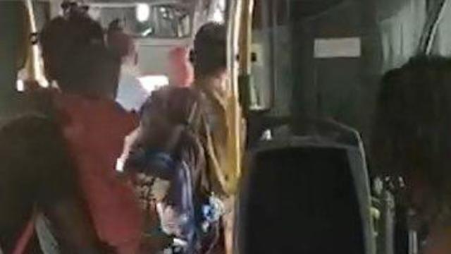 תקיפת נהג אוטובוס על ידי נוסע שיכור בקו פ