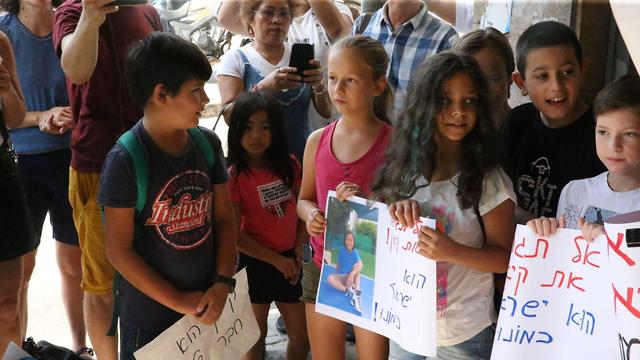 הפגנה נגד גירוש העובדת הזרה ג'רלדין אסטה וילדיה לפיליפינים מחוץ לדיון בת