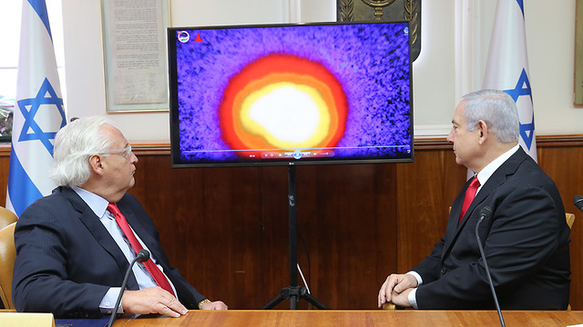 David Friedman and Benjamin Netanyahu watch the test during a cabinet meeting (Photo: Amit Shaabi )