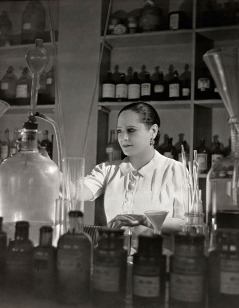 באופן אירוני, תעשיית הקוסמטיקה שרובינשטיין היתה מחלוצותיה נתפשת כיום כמנצלת נשים תוך שימוש בהפחדה על הזדקנות העור. העבודה במעבדה בשנות ה-30 (צילום: © Studio Lipnitzki/Roger-Viollet)