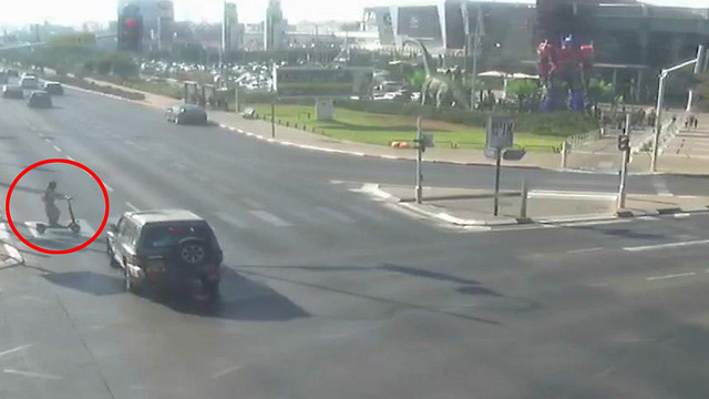 תיעוד רוכב קורקינט נפגע מרכב חולף בראשון לציון (צילום: עיריית ראשון לציון )