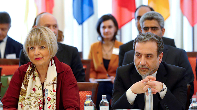 עבאס ארקצ'י הנציג של איראן ו הלגה שמידט נציגת האיחוד האירופי ב מפגש חירום על הסכם הגרעין ב וינה (צילום: רויטרס)