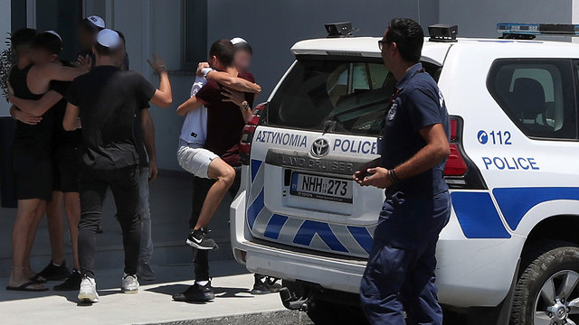 שחרור הנערים הישראלים שנותרו במעצר בקפריסין בעקבות פרשת אונס התיירת הבריטית (צילום: AP)