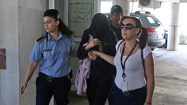 התיירת הבריטית שהאשימה את הנערים הישראלים באונס מובאת להארכת מעצר בקפריסין (צילום: רויטרס)
