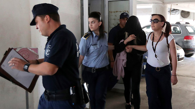 התיירת הבריטית שהאשימה את הנערים הישראלים באונס מובאת להארכת מעצר בקפריסין (צילום: AP)