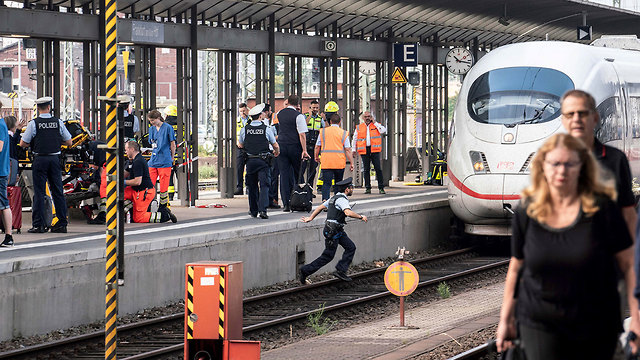 ילד נהרג נדחף למסילה תחנת רכבת פרנקפורט גרמניה (צילום: AP)