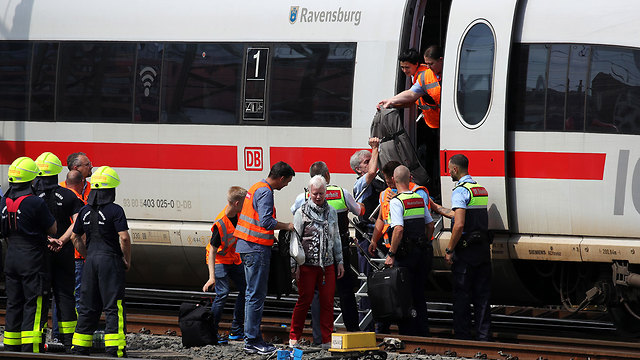 ילד נהרג נדחף למסילה תחנת רכבת פרנקפורט גרמניה (צילום: EPA)