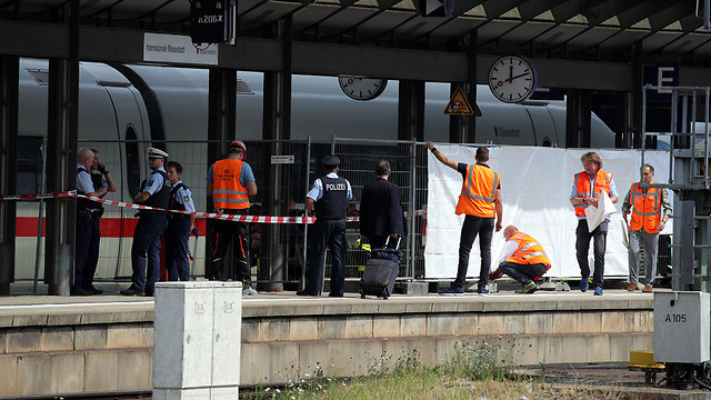 ילד נהרג נדחף למסילה תחנת רכבת פרנקפורט גרמניה (צילום: EPA)