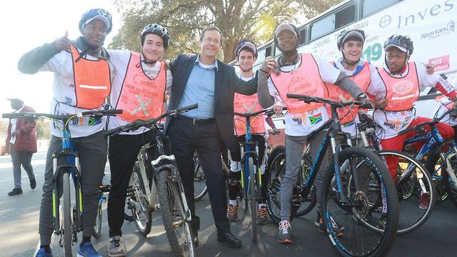 Ицхак Герцог с участниками велотура в Африке