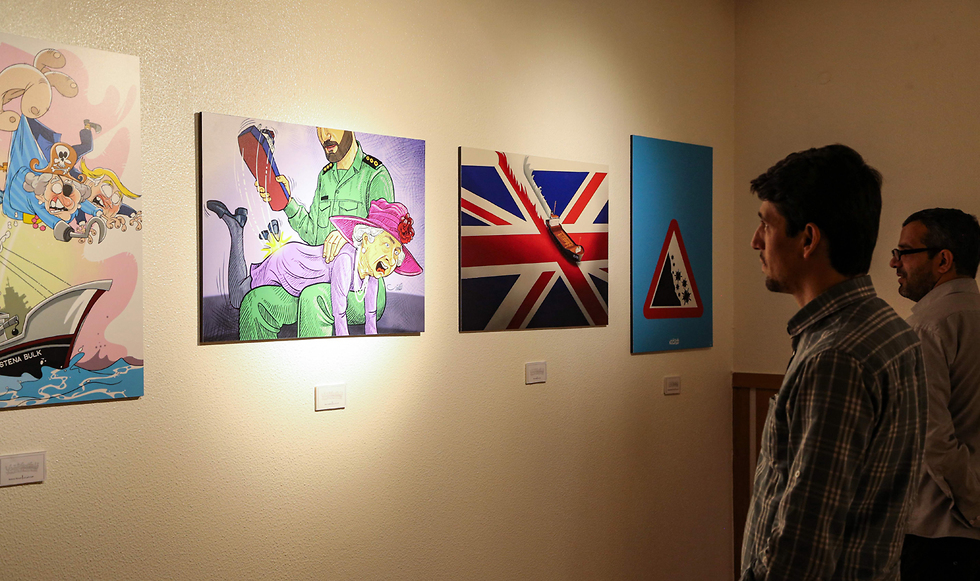 איראן תערוכה ב טהרן שודדי המלכה נגד בריטניה (צילום:  AFP)