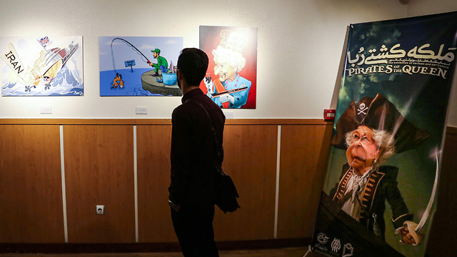 איראן תערוכה ב טהרן שודדי המלכה נגד בריטניה (צילום:  AFP)
