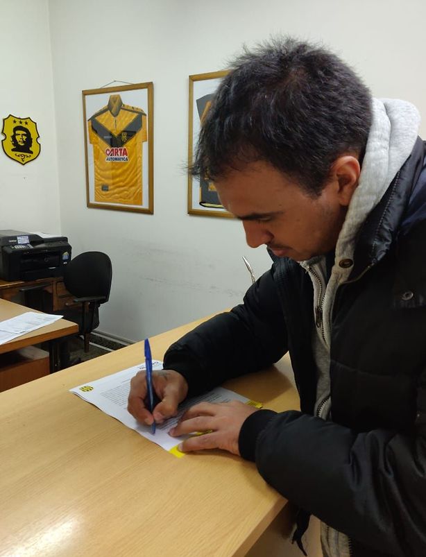 פדרו גלבאן חותם על החוזה באולימפו (צילום: פרטי)