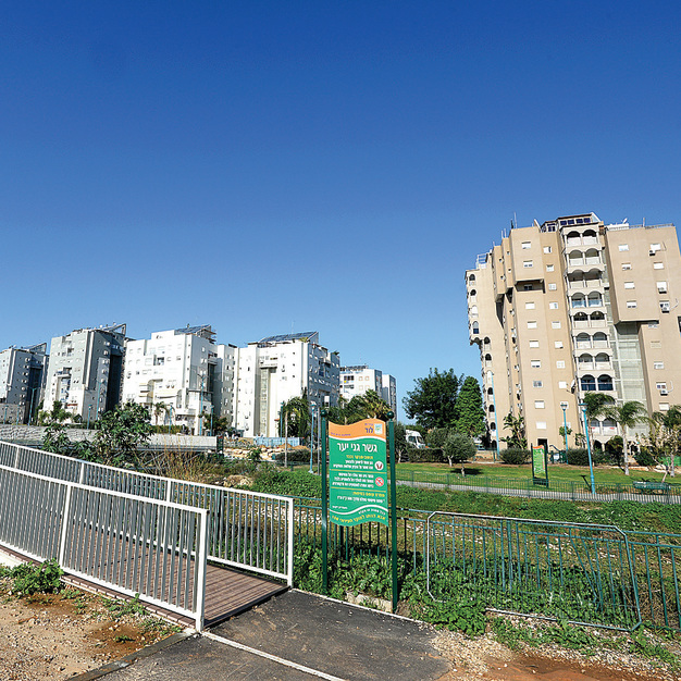 העיר לוד. רוב התלמידים בבית הספר הם תושבי שכונת גני אביב, אך לא מעט מגיעים משאר חלקי העיר | צילום: קובי קואנקס העיר לוד. רוב התלמידים בבית הספר הם תושבי שכונת גני אביב, אך לא מעט מגיעים משאר חלקי העיר | צילום: קובי קואנקס