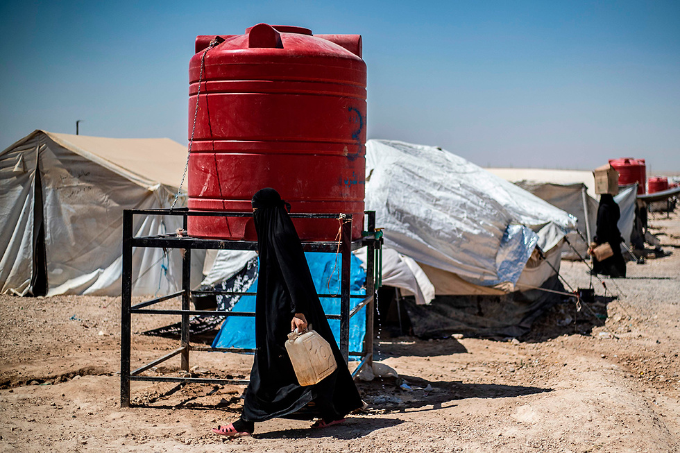 נשים נשות דאעש מחנה ה פליטים אל הול סוריה  (צילום: AFP)