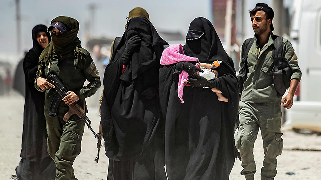 ISIS women in refugee camp in Syria (Photo: AFP)