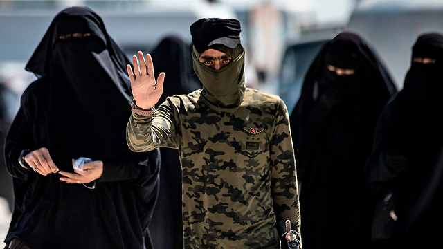 נשים נשות דאעש מחנה ה פליטים אל הול סוריה  (צילום: AFP)