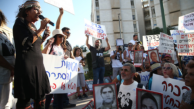 הפגנה בעקבות יום המודעות לחטיפת ילדי תימן בכיכר פריז בירושלים (צילום: אוהד צויגנברג)