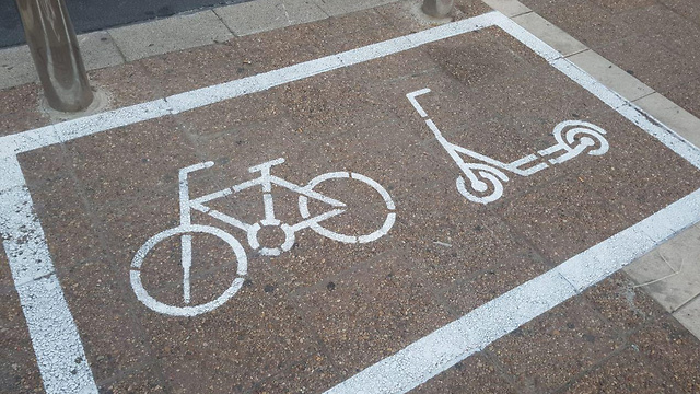 Парковочное место для велосипедов и самокатов