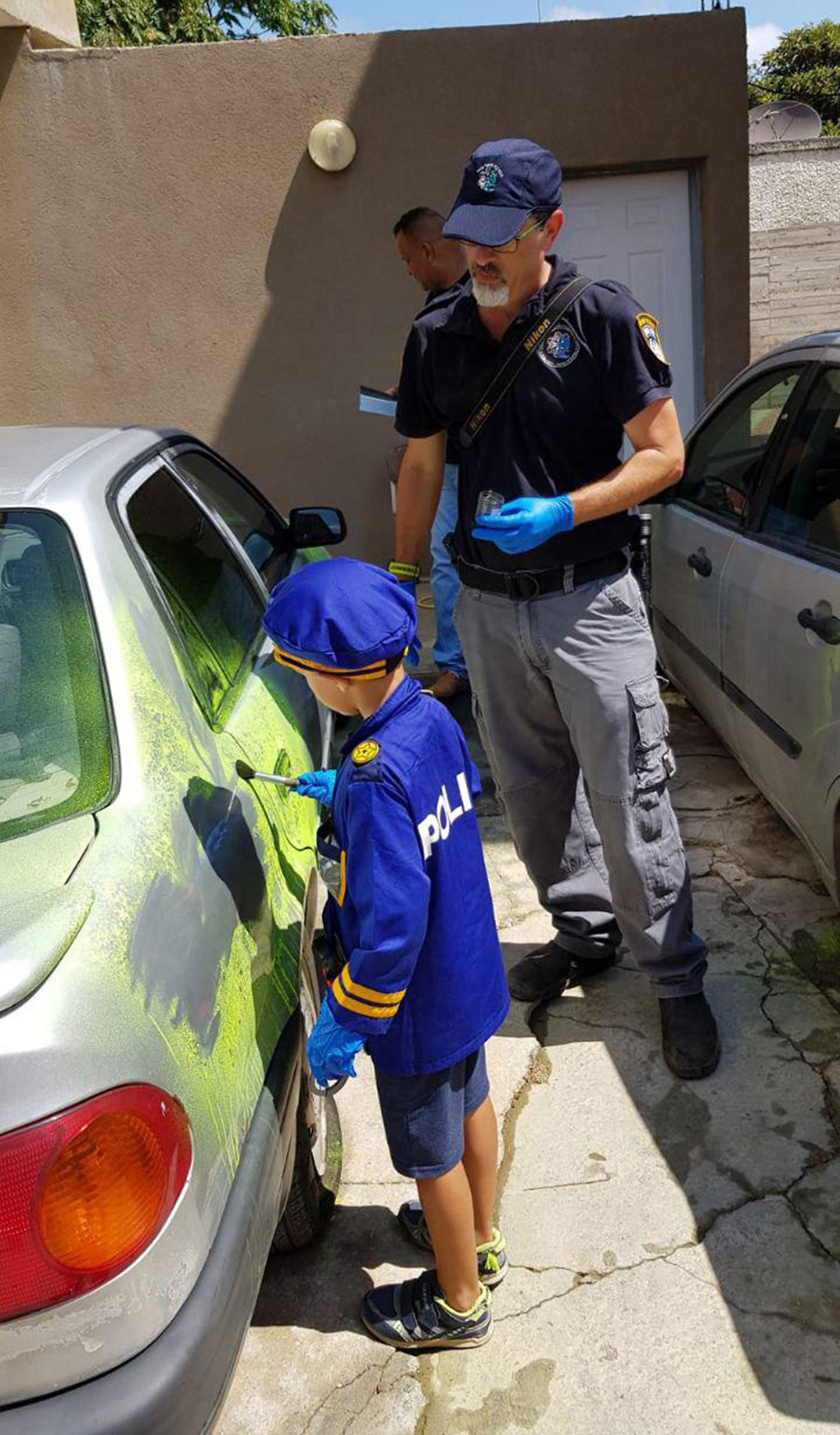 ילד בן 6 לבוש תחפושת שוטר  (צילום: דוברות משטרת מחוז חוף)