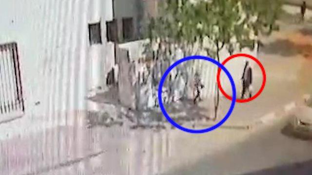 Кадр с камеры наблюдения: нападение на мальчика в Модиин-Илите
