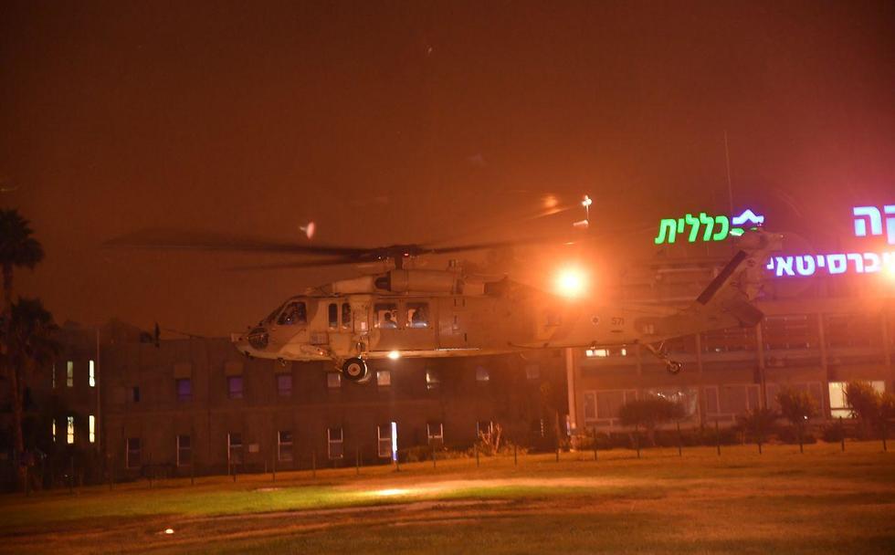 המסוק שפינה את החיילים הפצועים נוחת בבית החולים סורוקה (צילום: חיים הורנשטיין)