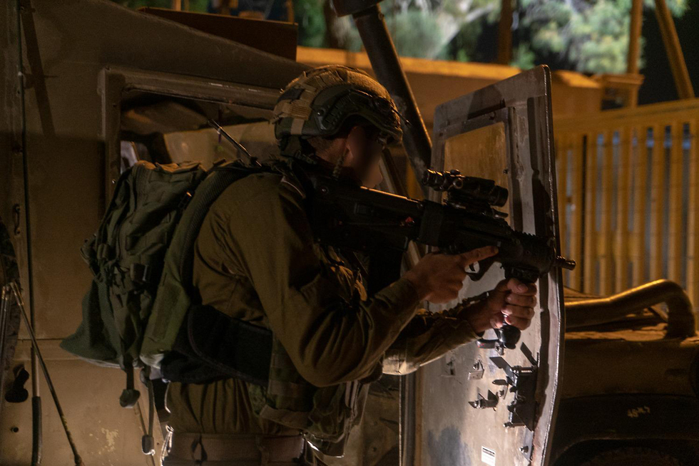 Боец ЦАХАЛа охраняет поселениe во время инцидента на границе. Фото: пресс-служба ЦАХАЛа
