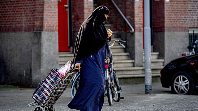 הולנד חוק חדש נכנס לתוקף איסור בורקה במקומות ציבוריים רוטרדם (צילום: AFP)