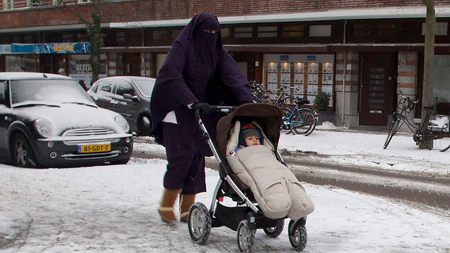 Woman wearing a burqa in Rotterdam  (Photo: AP)