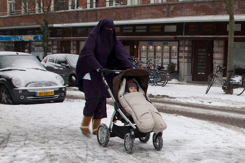 הולנד חוק חדש נכנס לתוקף איסור בורקה במקומות ציבוריים רוטרדם (צילום: AP)