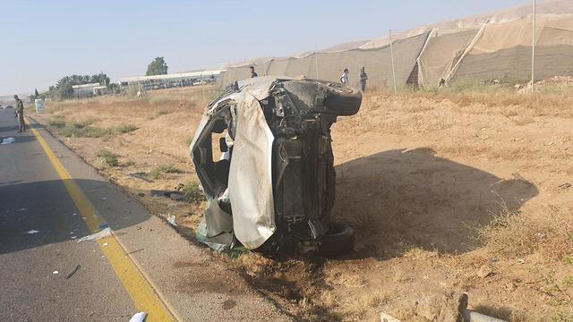 תאונת דרכים עצמית של רכב פלסטיני בכביש 90 סמוך למושב תומר (צילום: דוברות המשטרה)