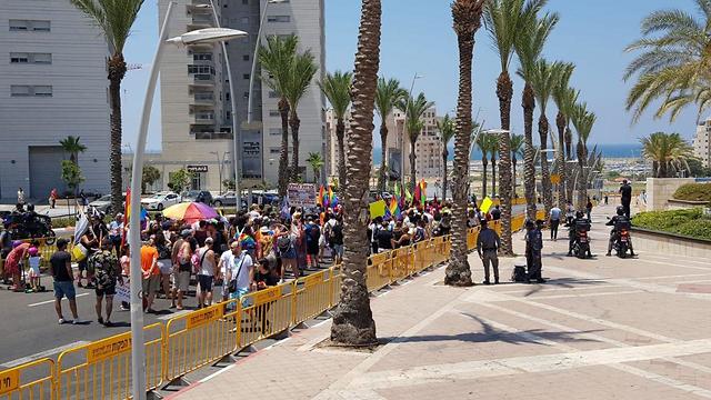 אשדוד צעדה בגאווה: קרוב ל-300 אנשים השתתפו היום במצעד הגאווה שנערך באשדוד והופק על ידי קהילת הלהטבים בעיר הדרומית (צילום: אשוד נט)