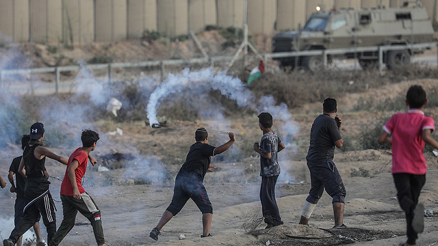 הפגנות פלסטינים בגבול רצועת עזה (צילום: EPA)