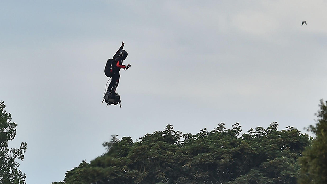 צרפת פרנקי זפאטה פרנקי זפטה איש מעופף פלייבורד חצה את תעלת למנש (צילום: AFP)