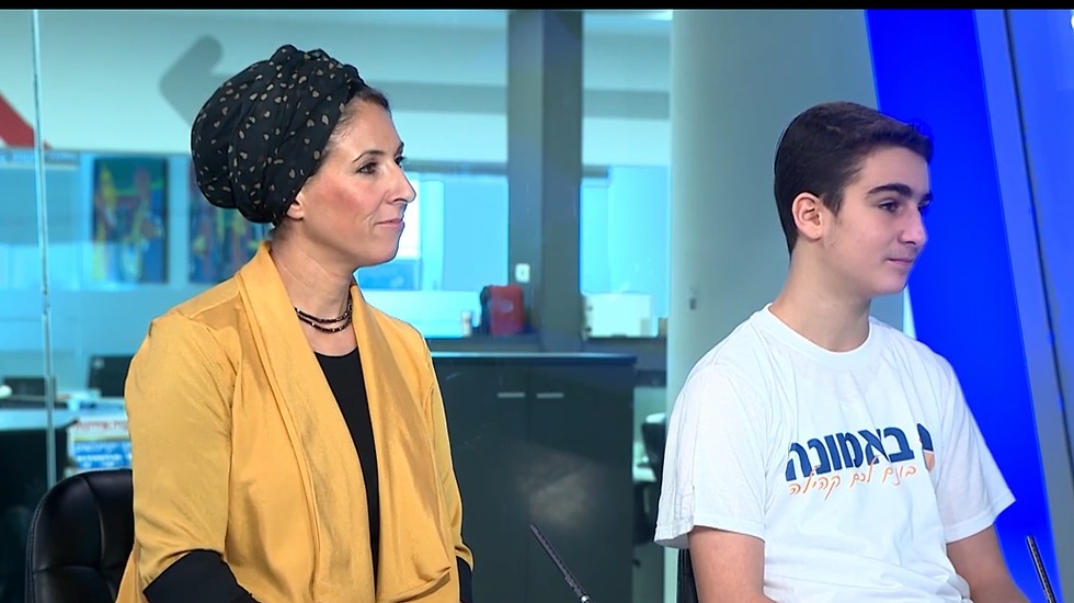 יאיר הופמן ואימו מרים באולפן ynet (צילום מסך מאולפן ynet)