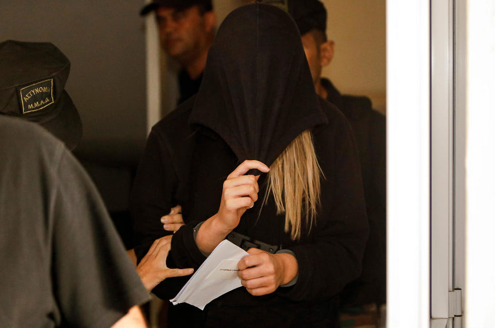 הצעירה הבריטית שנעצרה בקפריסין בחשד לתלונת שווא על אונס בצאתה מבית המשפט, 30 ביולי (צילום: AFP)