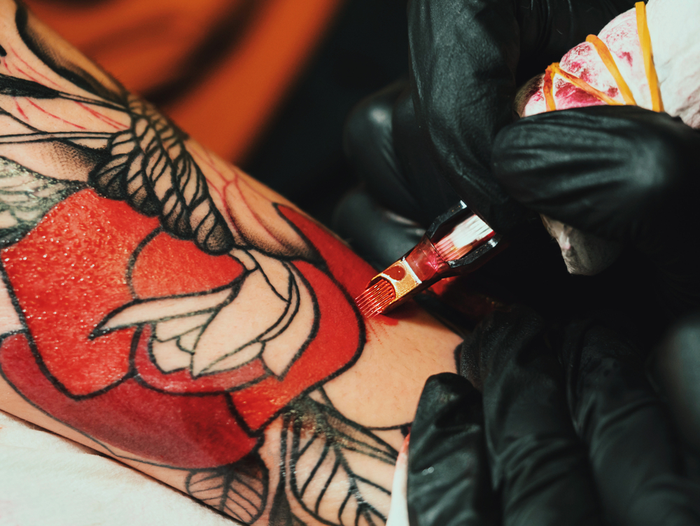 Цветные татуировки сводятся труднее. Фото: shutterstock