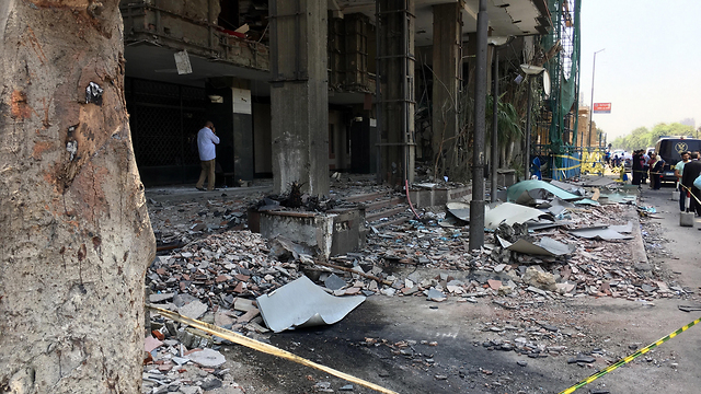 פיצוץ  פיגוע  ליד  בית חולים  קהיר מצרים (צילום: EPA)